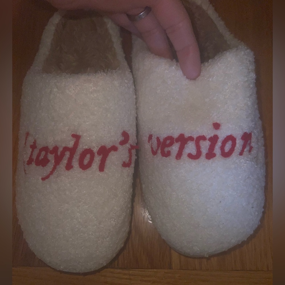 Taylor Swift Slippers - Picture 3 of 5